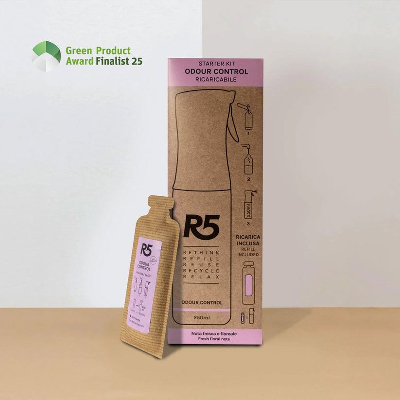 Confezione del prodotto con flacone spray e ricarica. Scritta: R5, Odour Control. Green Product Award Finalist 25.