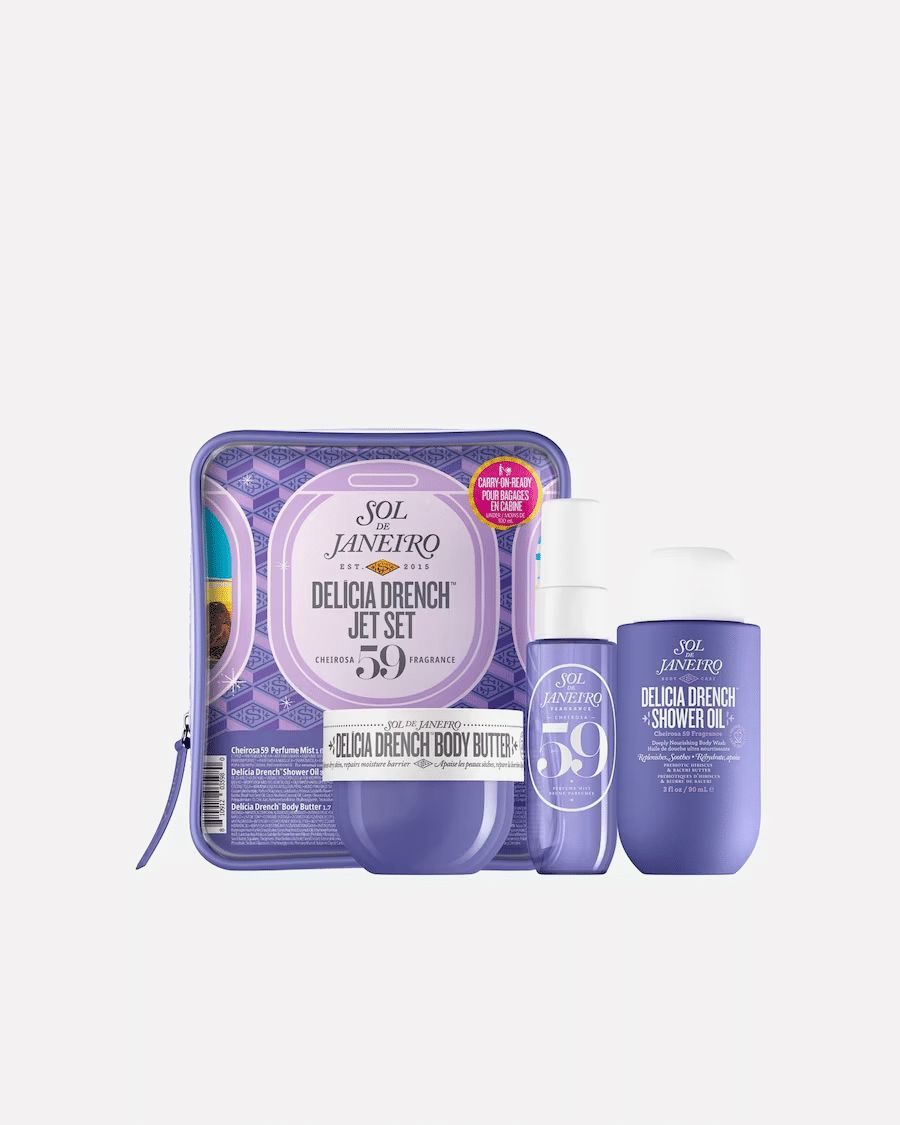 Sol de Janeiro Delicia Drench Jet Set. Pochette lilla con prodotti: burro corpo, olio doccia, spray. Testo: 59, Delicia Drench.