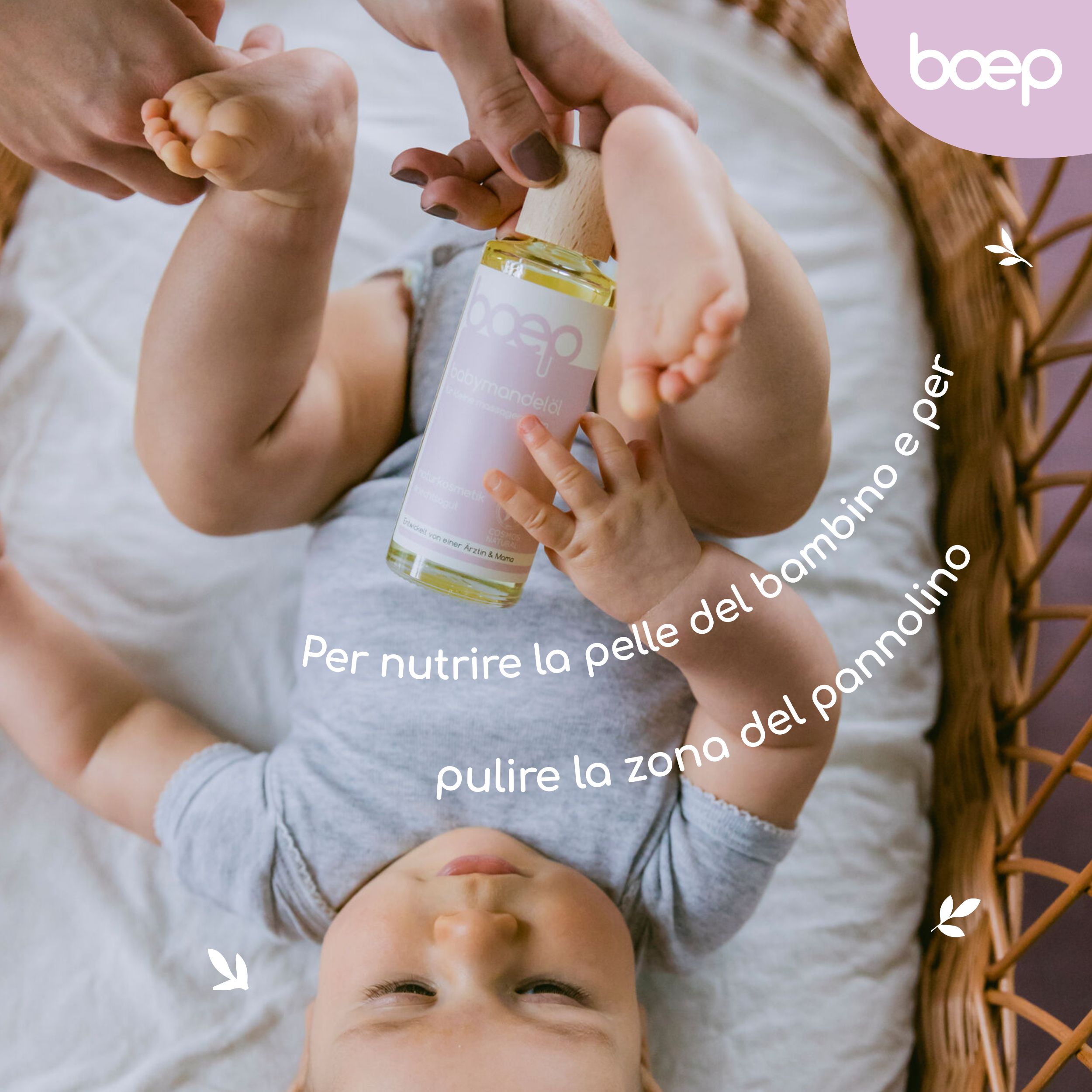 Bambino in una culla, flacone di olio di mandorle per bambini. Logo: boep. Testo: Per la cura della pelle del bambino e pulire la zona del pannolino.