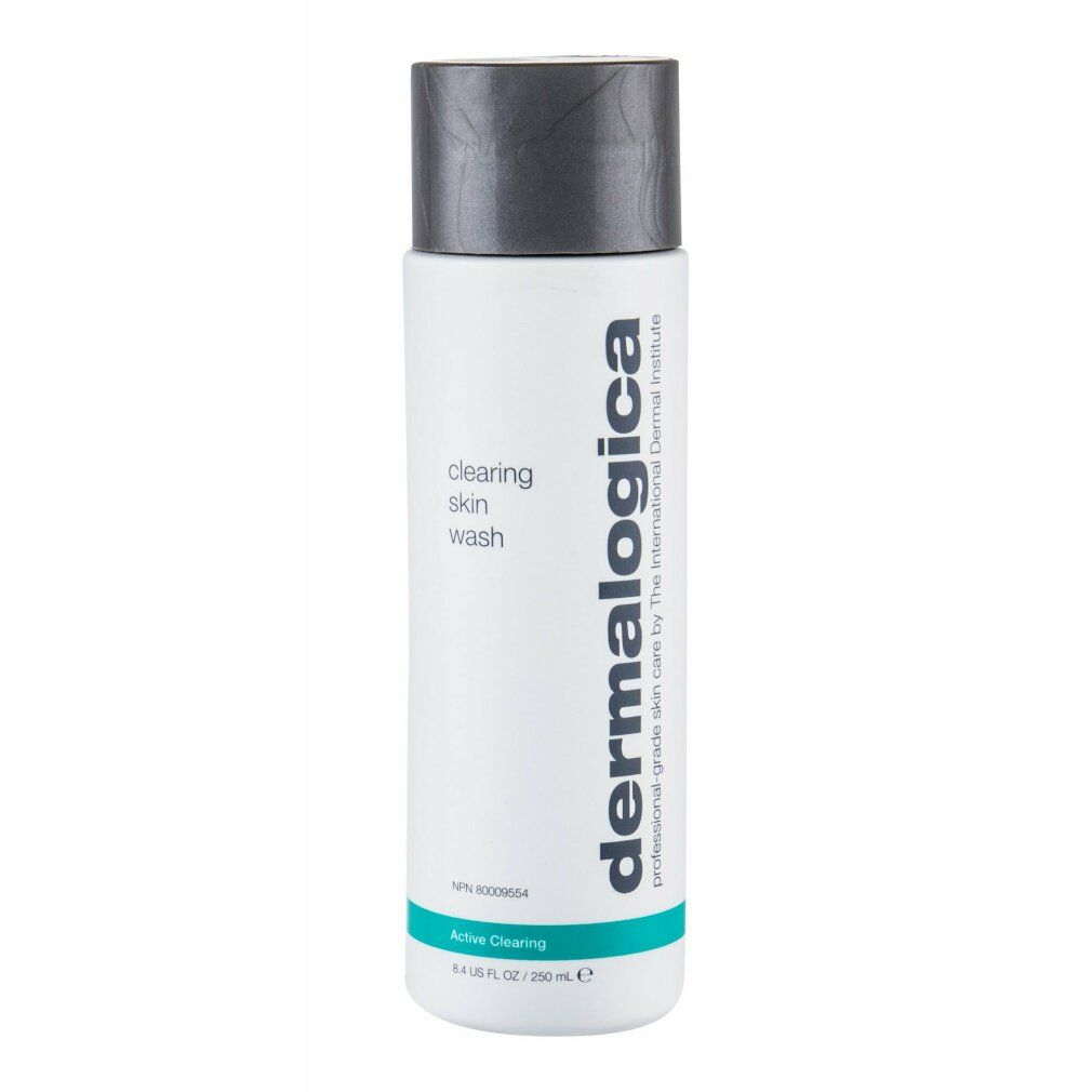 Flacone bianco-grigio con tappo grigio. Scritta: clearing skin wash, Dermalogica. Striscia turchese con Active Clearing.