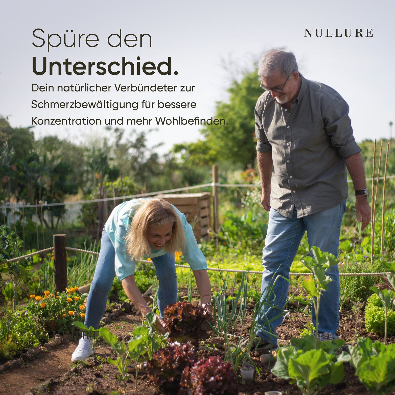 Coppia anziana in giardino. Donna piegata, uomo in piedi. Testo: Senti la differenza. Il tuo alleato naturale per il sollievo dal dolore.
