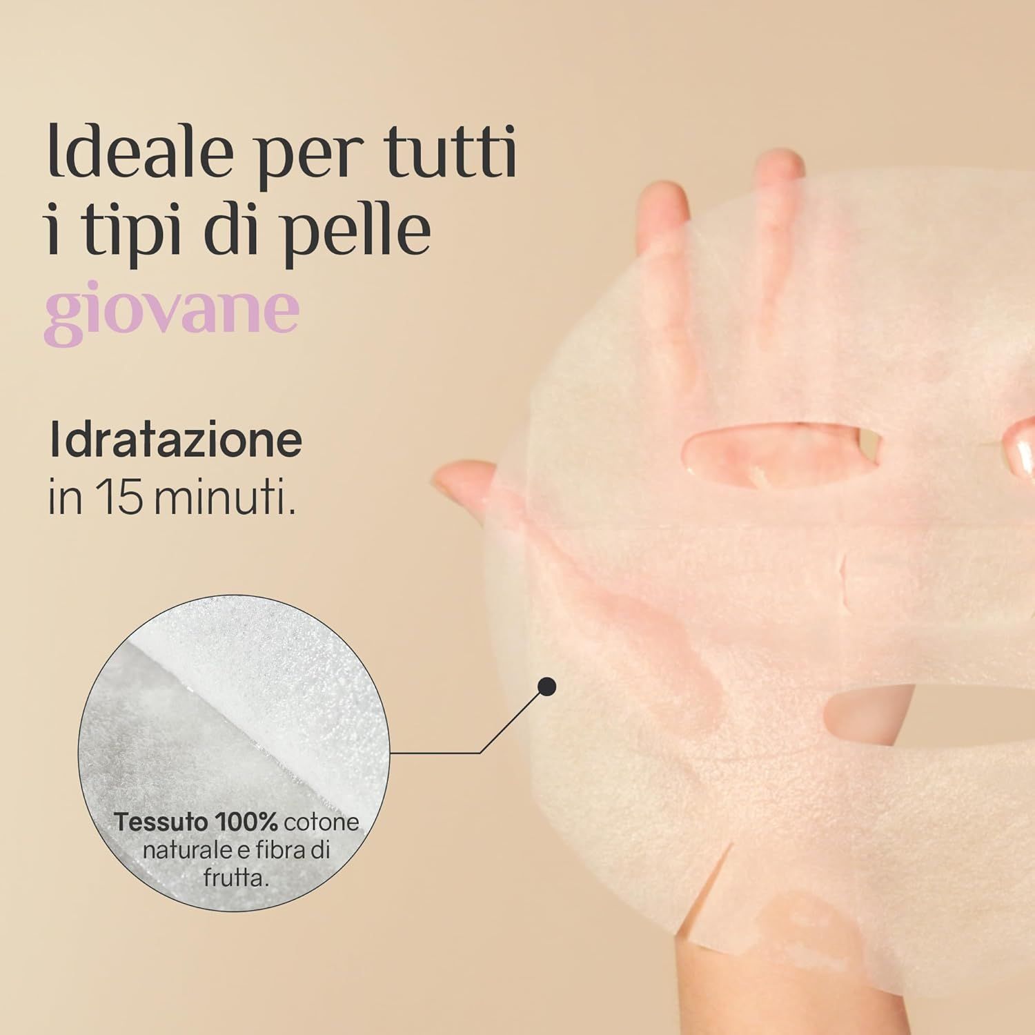 Maschera viso tenuta in mano. Testo: Ideale per pelli giovani, idrata in 15 minuti. Tessuto: 100% cotone naturale e fibra di frutta.
