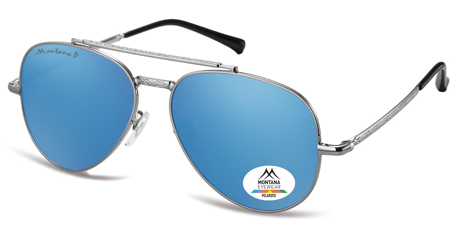 Occhiali da sole con montatura argentata e lenti blu. Il logo Montana Eyewear è visibile su una lente. Gli occhiali sono leggermente angolati.