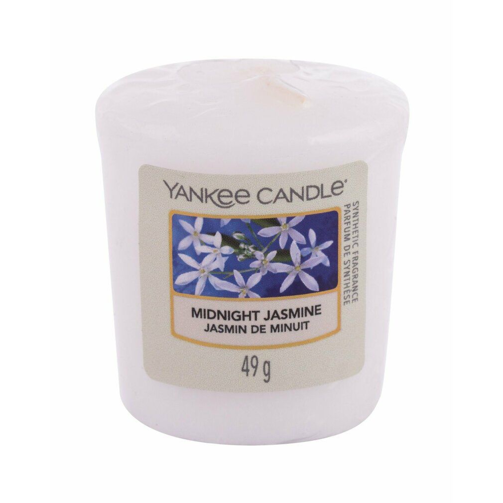 Candela profumata Yankee Candle Midnight Jasmine. Candela bianca con etichetta. Etichetta con motivo floreale, testo e indicazione del peso.