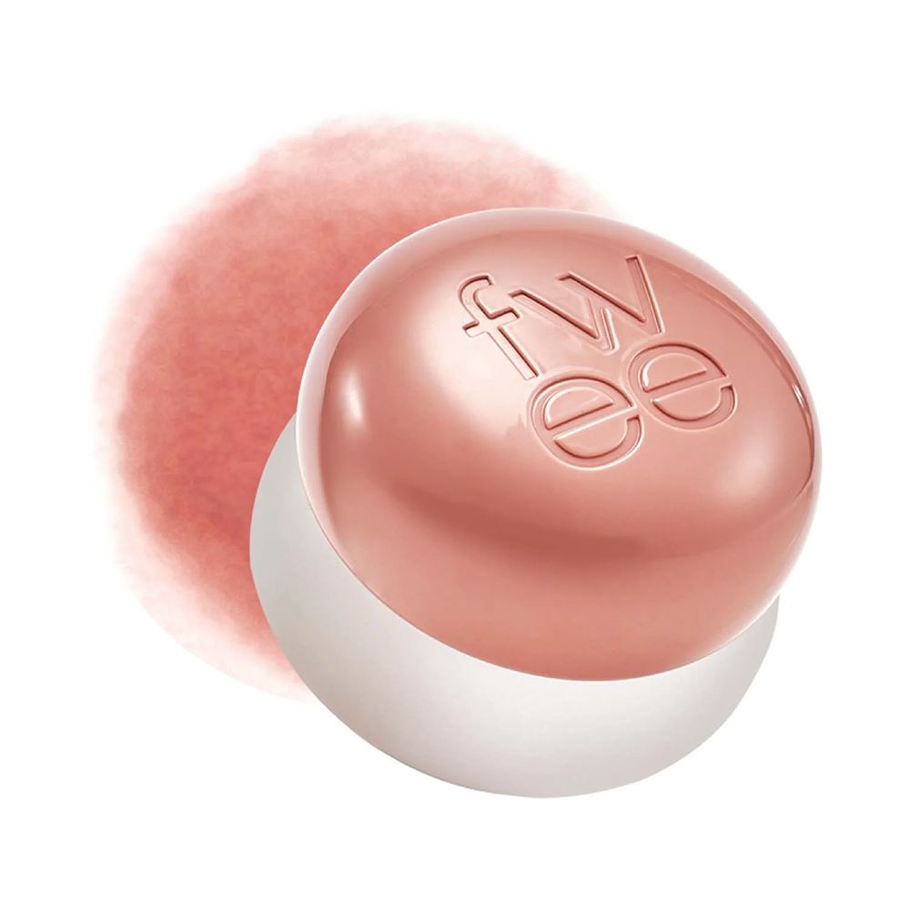 Vasetto in polvere Fwee con coperchio rosa e logo, accanto a una swatch di colore.