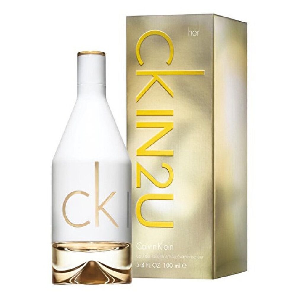 Flacone e confezione di profumo. Flacone bianco, scritta CK IN2U dorata. Confezione dorata con scritta CK IN2U.