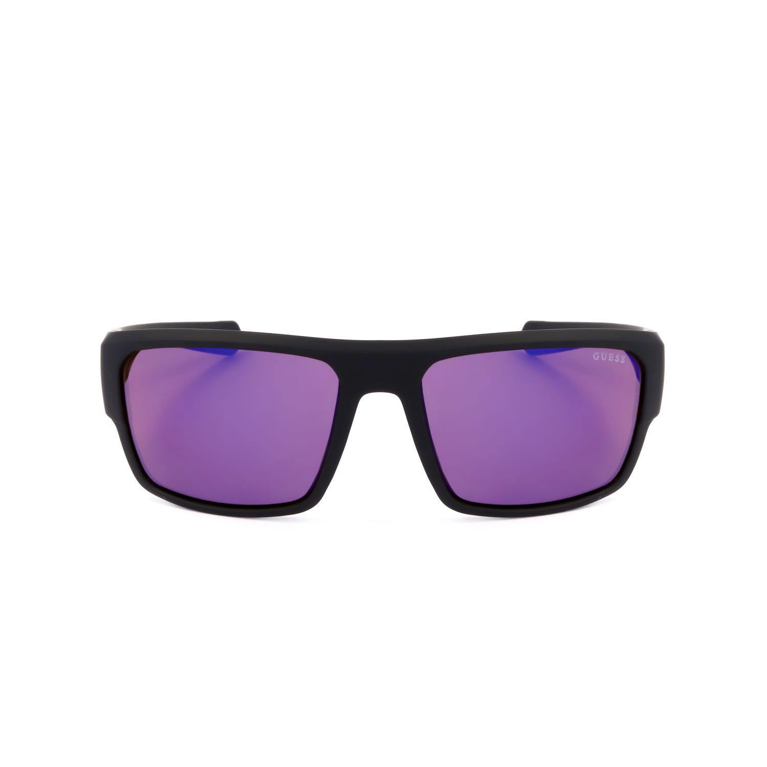 Occhiali da sole neri con lenti rettangolari viola e montatura opaca.