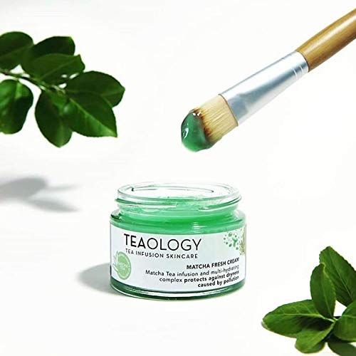 Vasetto di vetro con crema verde, accanto a un pennello con crema. Scritta: Teaology Matcha Fresh Cream.