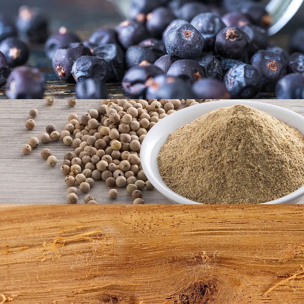 Primo piano di bacche di ginepro, grani di pepe bianco e pepe macinato. Struttura del legno sullo sfondo.