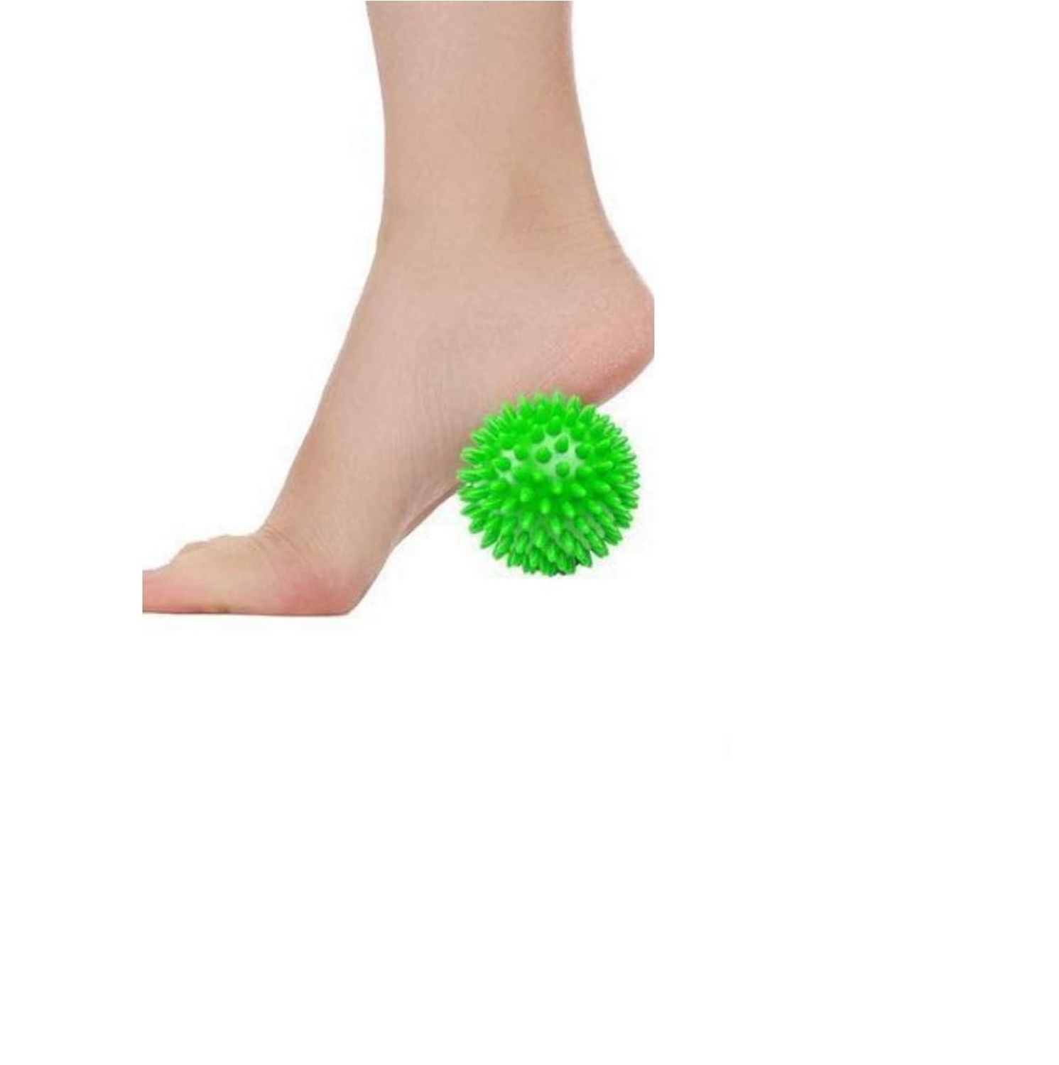 Piede su sfera massaggiante verde con punte. Sfera sotto la pianta del piede. Automassaggio.