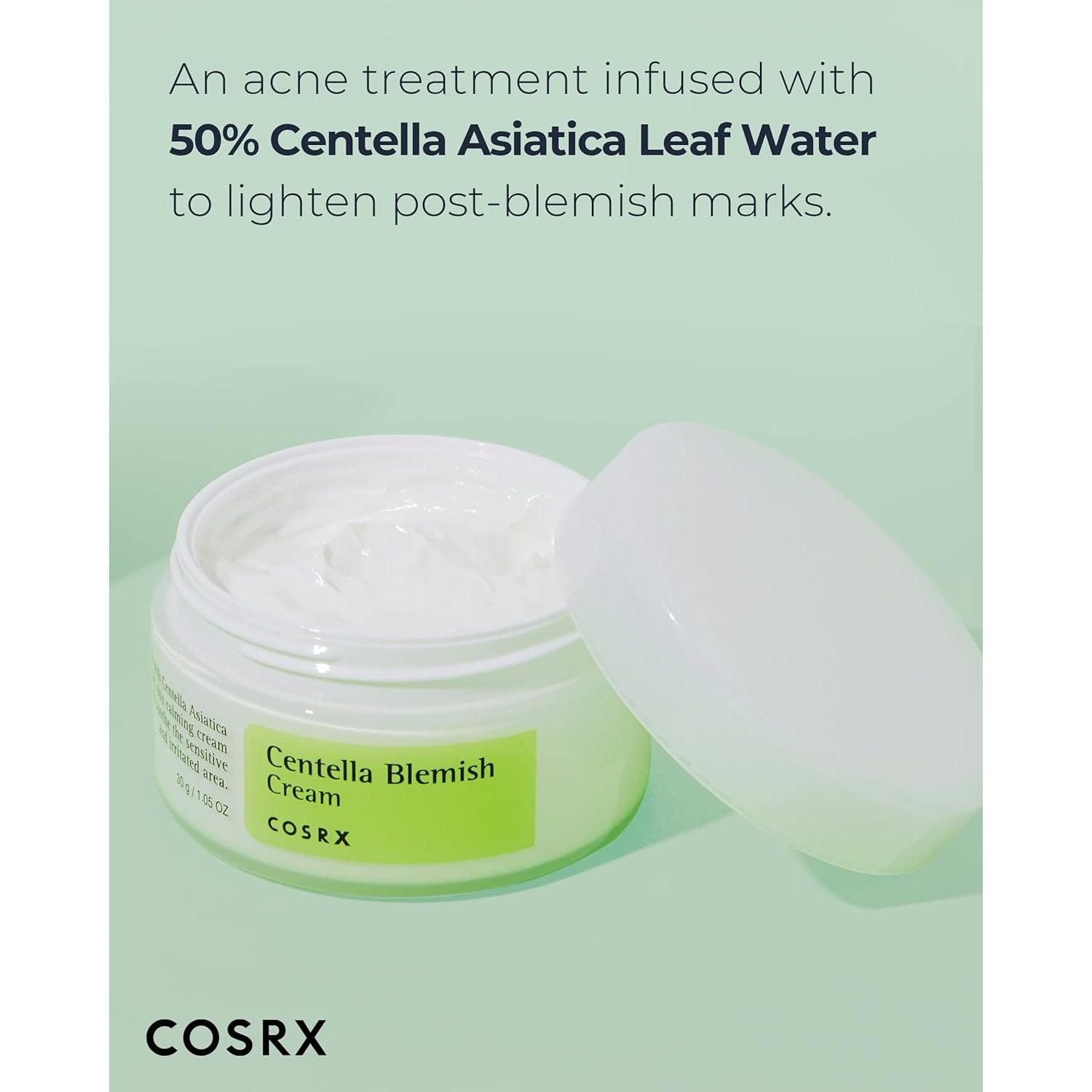 Vasetto aperto con crema bianca. Coperchio accanto. Scritta: Centella Blemish Cream, COSRX. Etichetta verde e bianca. Testo: 30 g / 1,05 OZ.