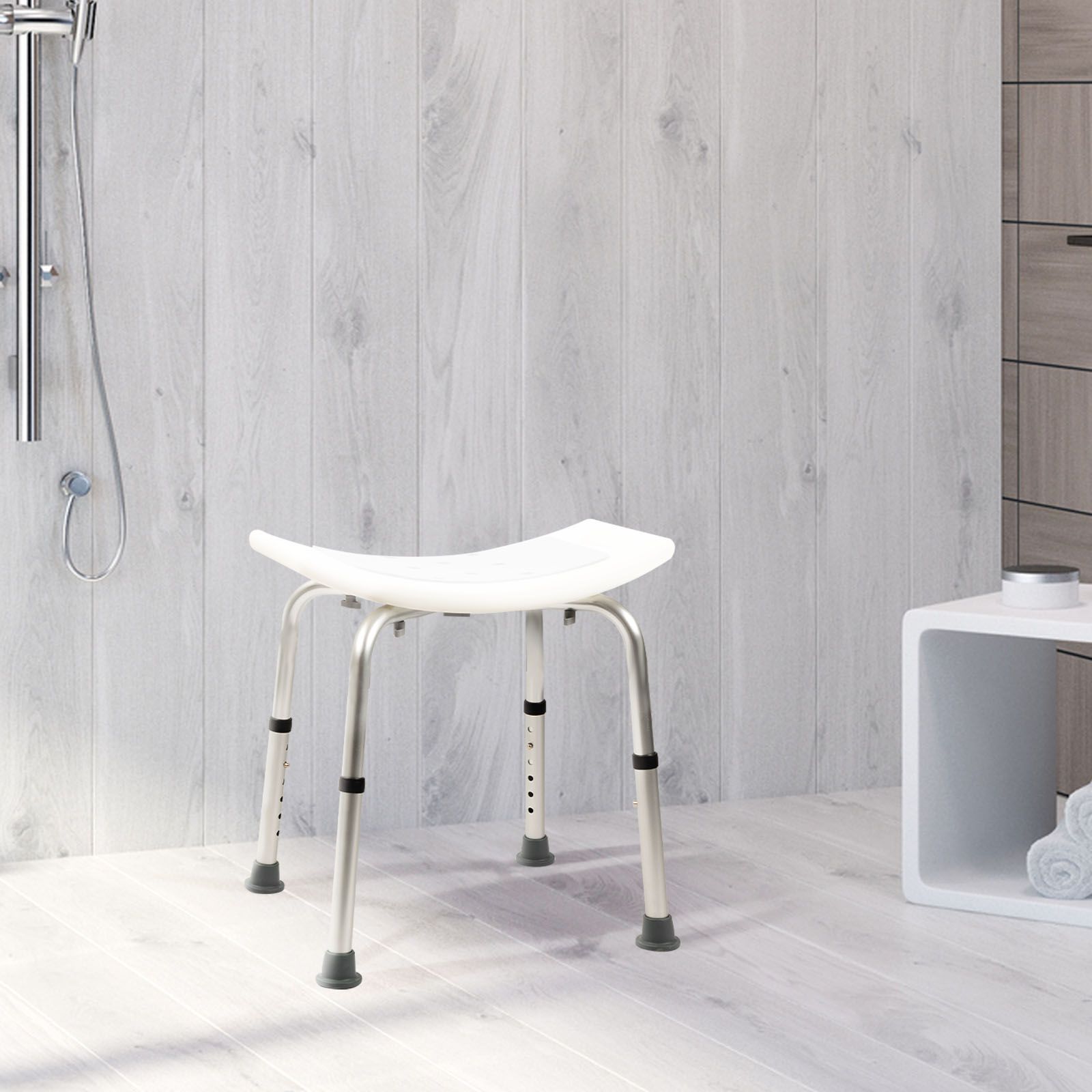 Sgabello doccia in ambiente bagno. Seduta bianca, gambe argentate, piedini grigi. Marchio: Floordirekt.