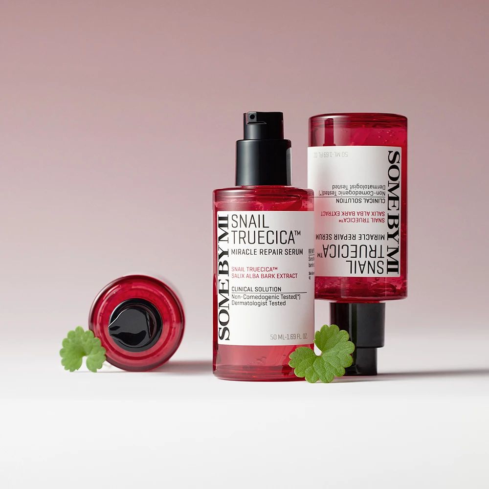 Due flaconi di Siero Riparatore Miracle Snail Truecica di SOMEBYMI con foglie.
