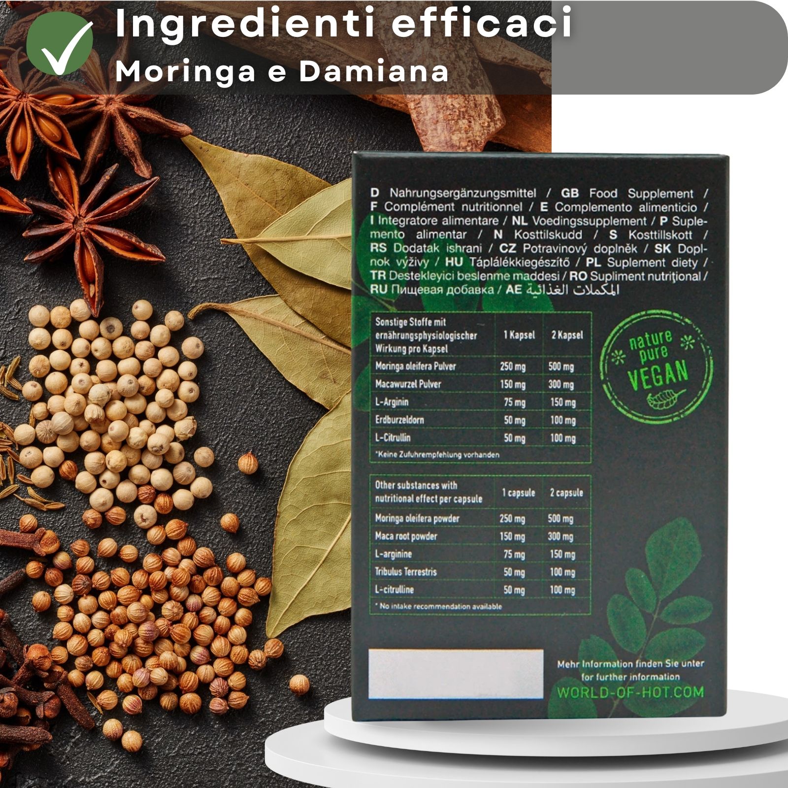 Una mano tiene una capsula blu accanto a un flacone Moringa + Maca. 60 capsule.