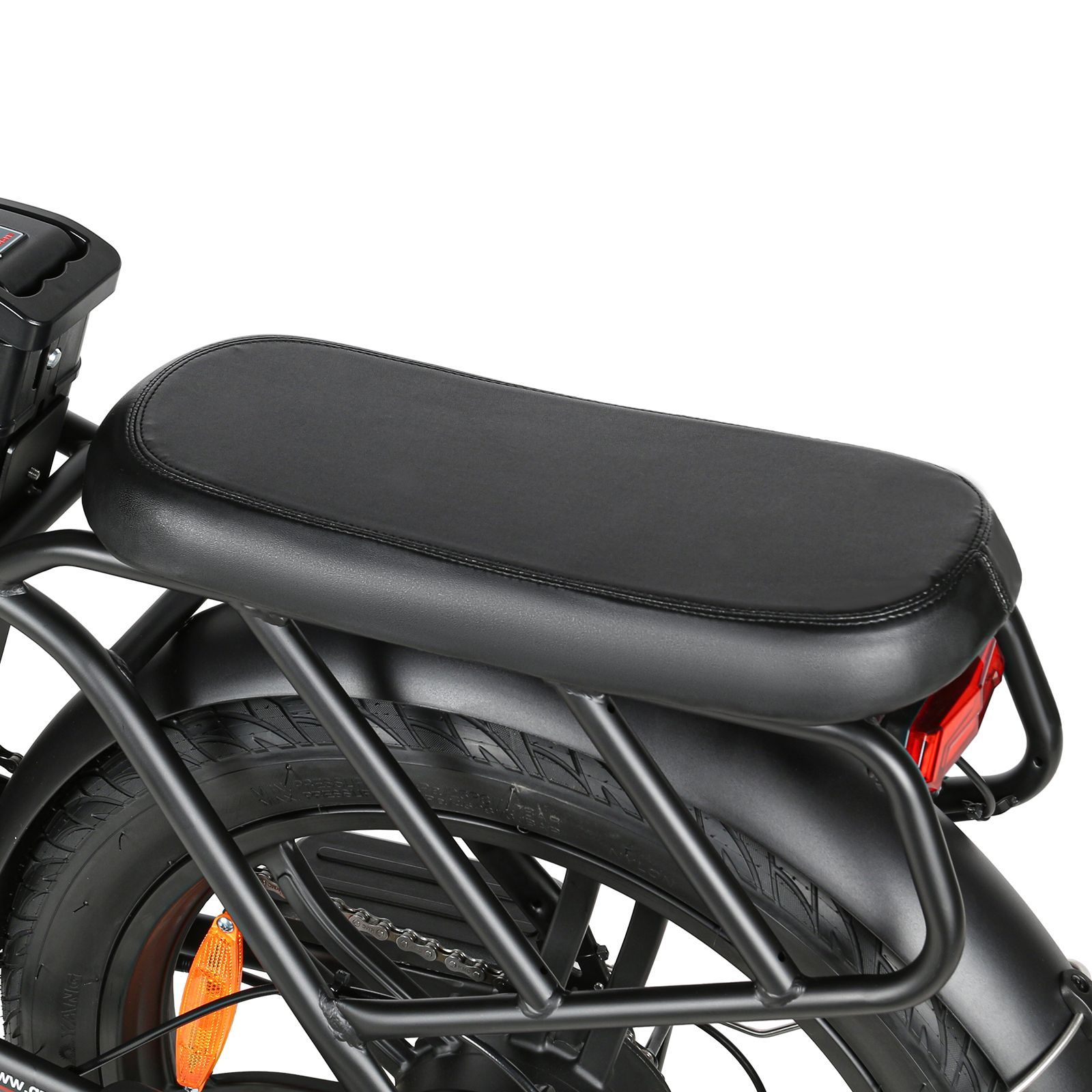 Portapacchi nero con sella. Fanale posteriore e batteria visibili.