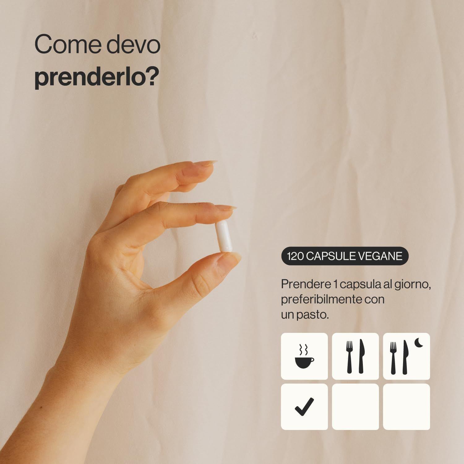 Mano che tiene una singola capsula bianca. Testo: 120 CAPSULE VEGANE. Assumere 1 capsula al giorno, preferibilmente con un pasto. Simboli che indicano: pasti.