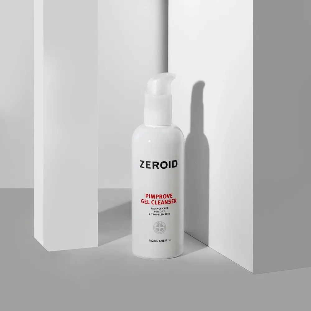Flacone bianco ZEROID Pimprove Gel Cleanser con dosatore a pompa. Su sfondo bianco. Testo: Pimprove Gel Cleanser.
