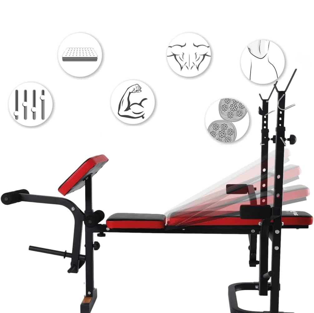 Panca fitness mostrata in diverse posizioni. Imbottitura nera e rossa, struttura in metallo nero. Supporto braccia e leg press integrati.