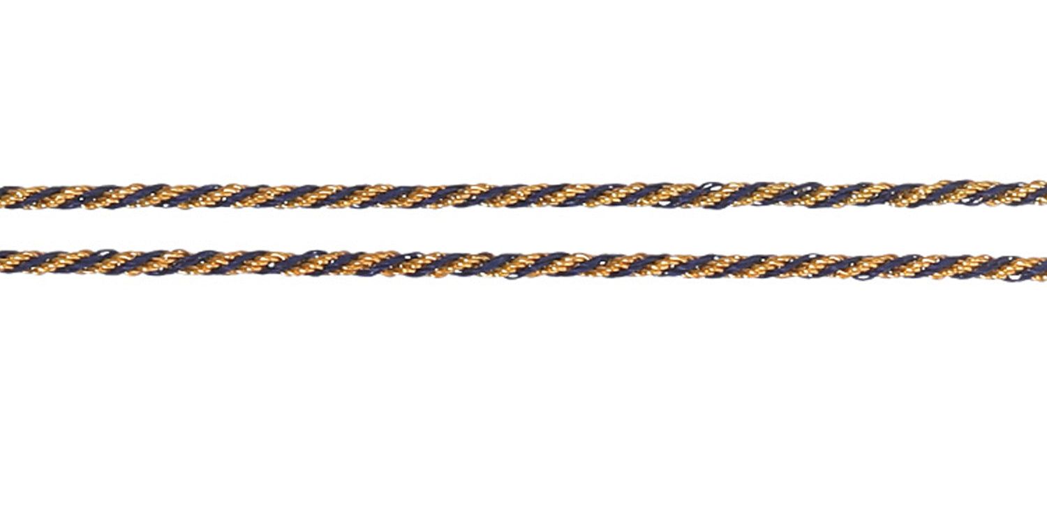 Primo piano di una catenina per occhiali con motivo intrecciato nero e oro. Evidente la trama del materiale intrecciato.