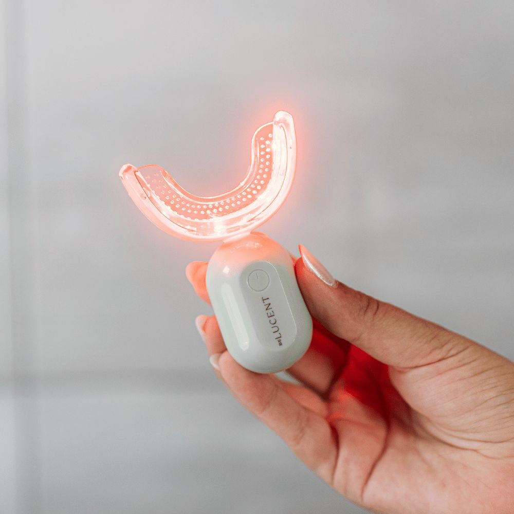 Boccaglio con luce rossa, tenuto in mano. Base con scritta "LUCENT".