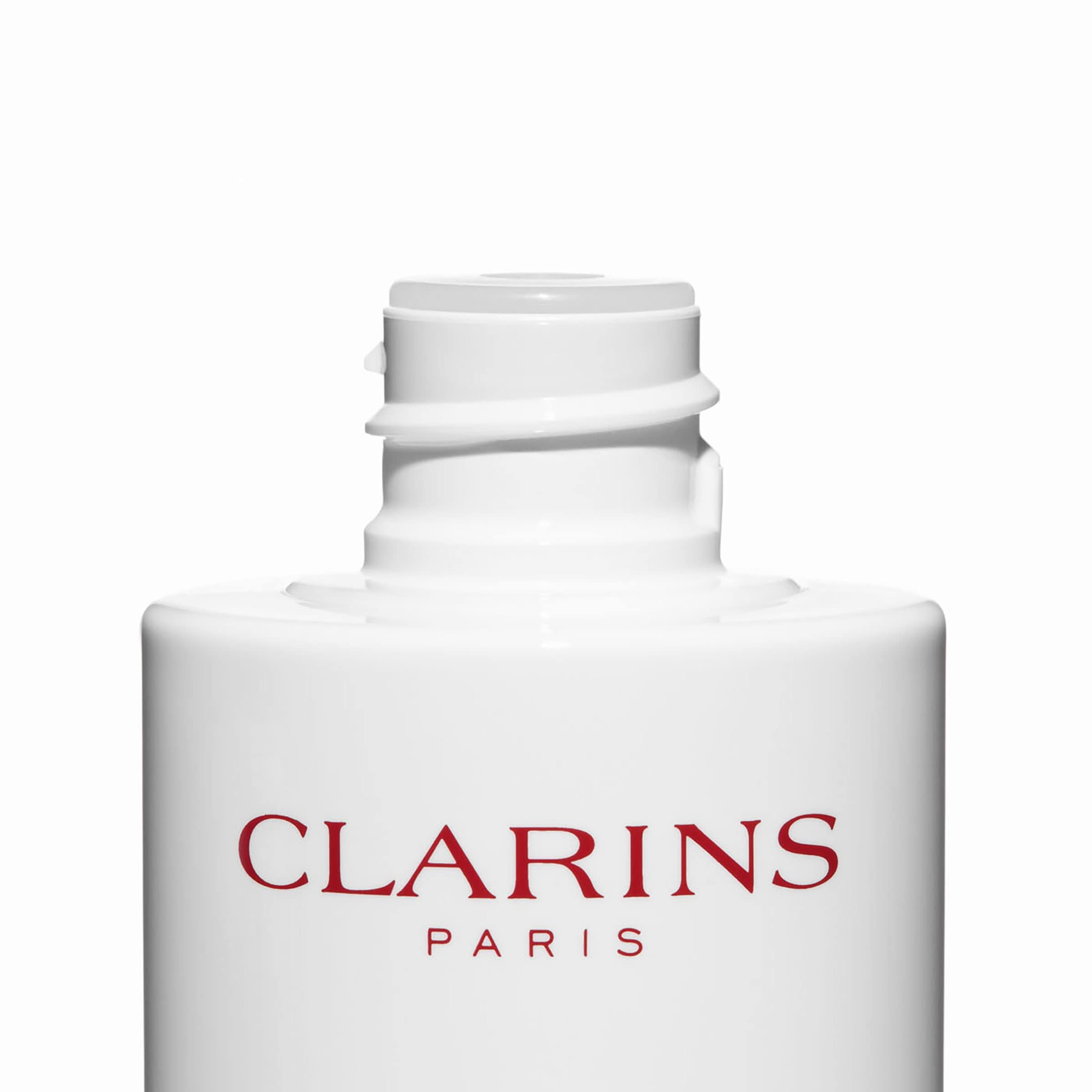 Primo piano del collo della bottiglia. Scritta: CLARINS PARIS in rosso.