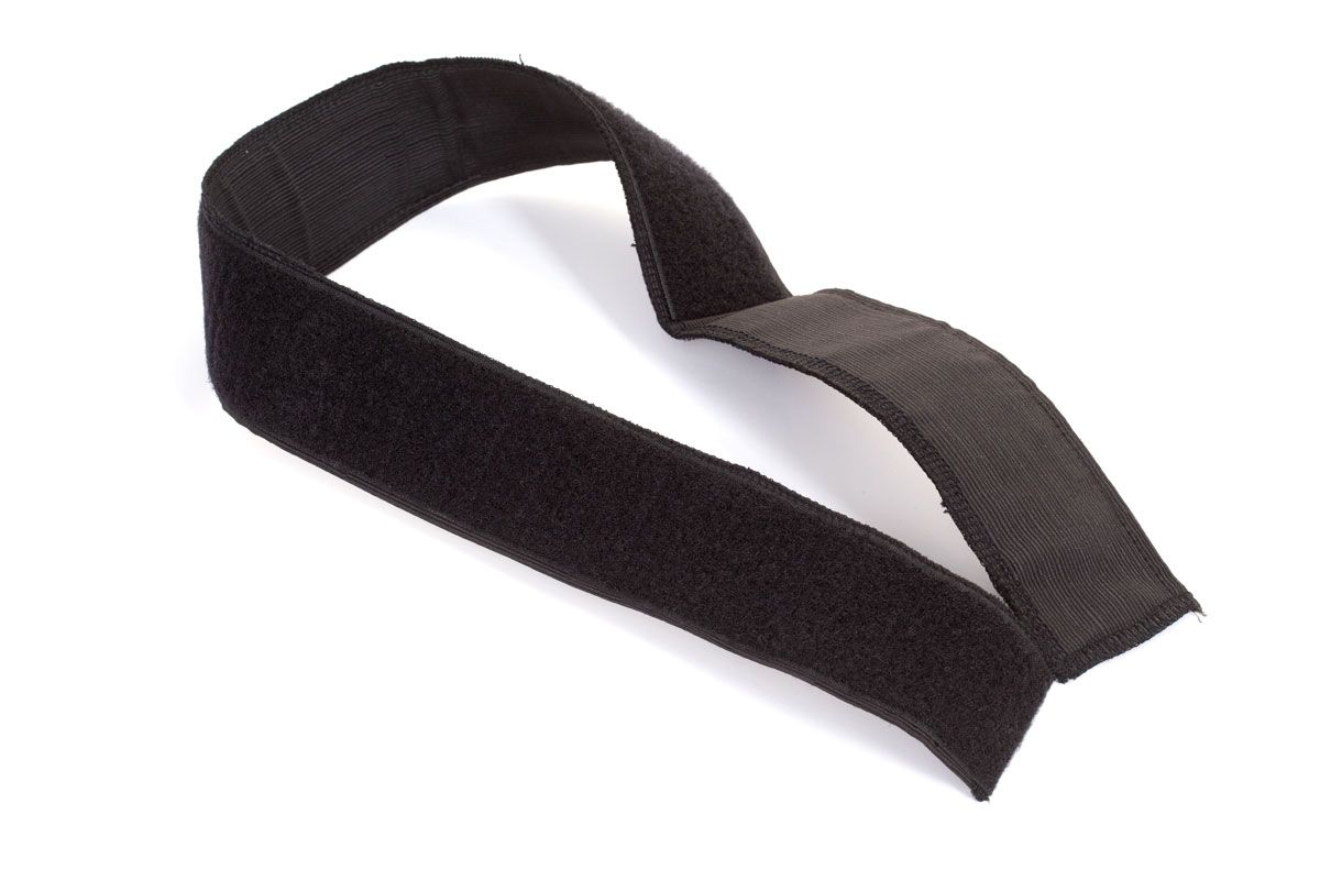Cinturino nero con velcro. Forma ad anello. Materiale morbido.