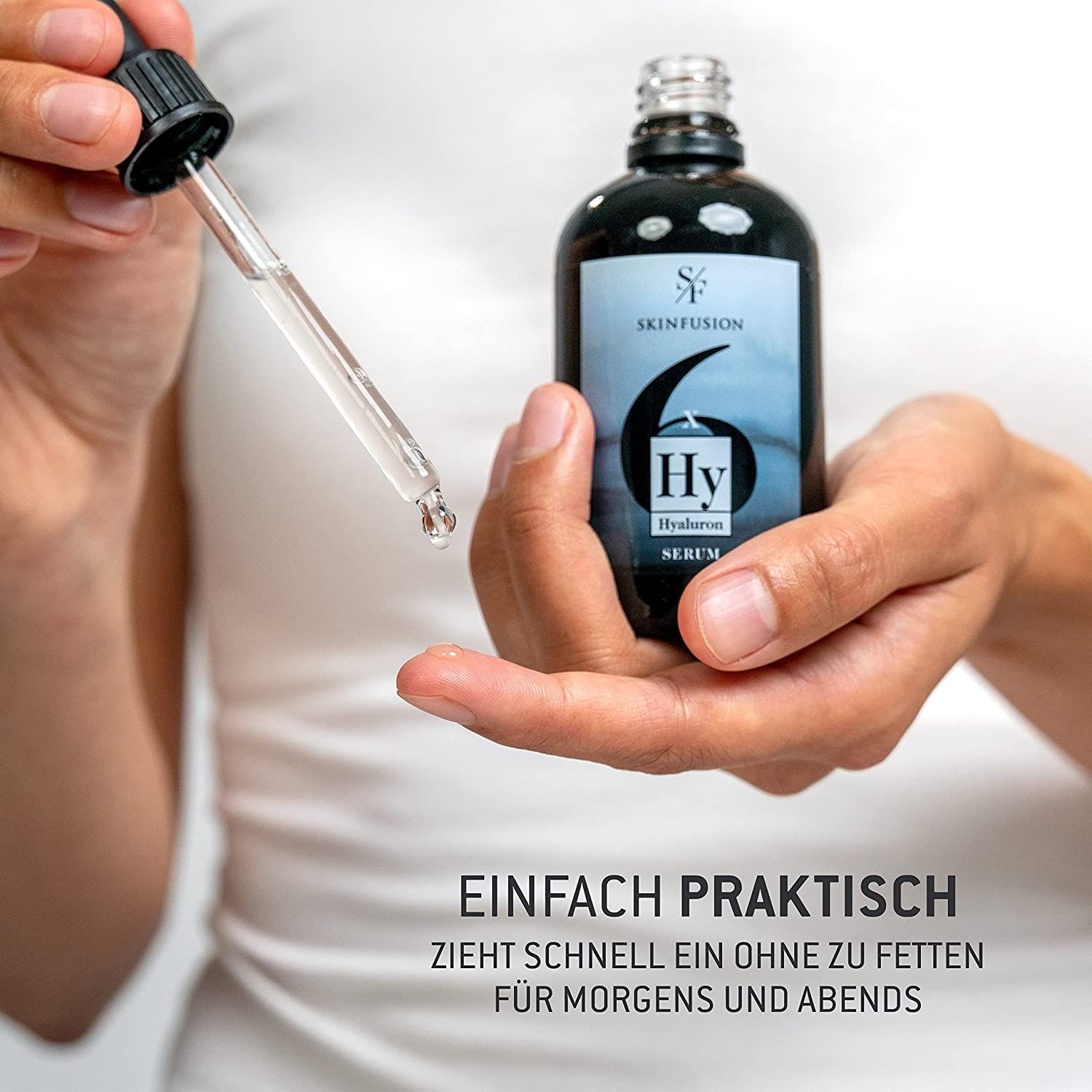 Mani che tengono flacone siero con pipetta. Testo: Einfach praktisch. Flacone con scritta: SKINFUSION, 6 Hyaluron Serum.