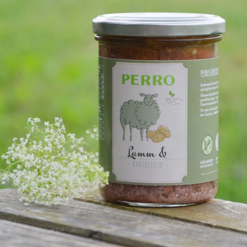 Vaso con etichetta. Scritta PERRO, Agnello & Patate, illustrazione pecora e patate. Coperchio verde.