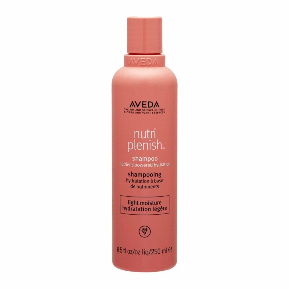 Flacone di shampoo rosa. Logo Aveda e scritta 'nutriplenish'. 'light moisture' e simbolo vegano.