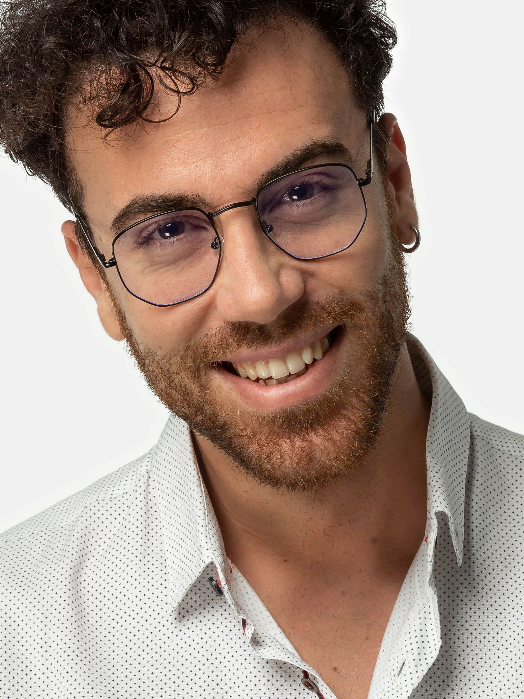 Uomo con occhiali. Gli occhiali hanno lenti esagonali e montatura nera.