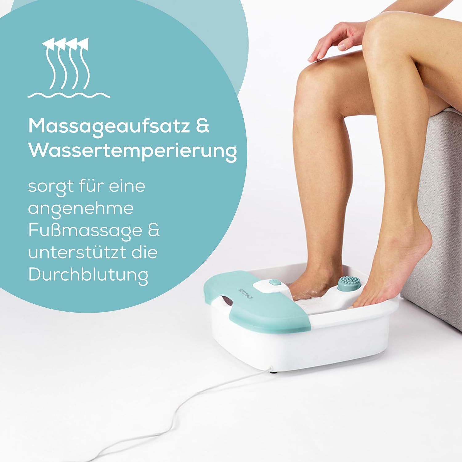 Pediluvio con piedi nell'acqua. Testo: Accessorio massaggio e controllo temperatura acqua, massaggio piedi e circolazione.
