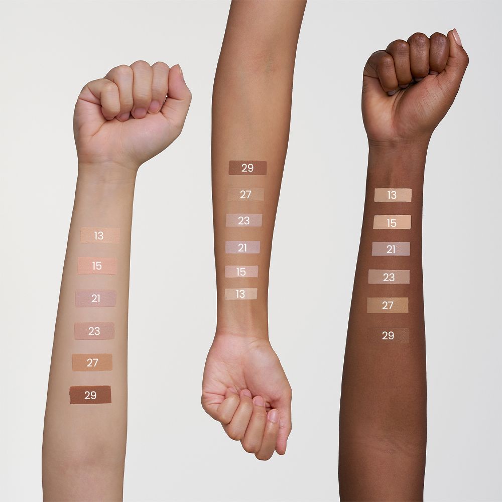 Tonalità di pelle con campioni di BB cream applicati e numeri 13, 15, 21, 23, 27, 29.