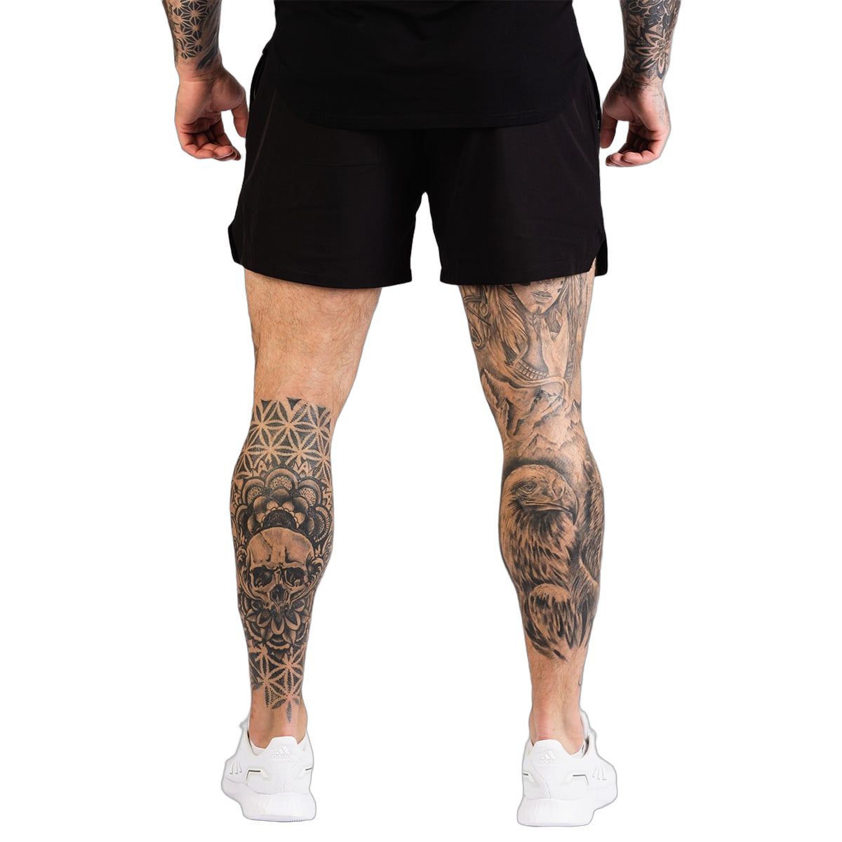 Vista posteriore dei pantaloncini da uomo neri, Regular Fit, con logo GymBeam laterale.