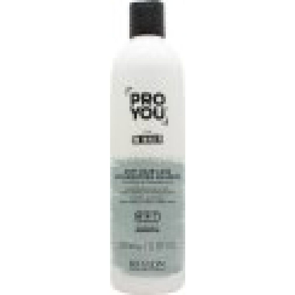 Flacone bianco con tappo nero. Scritta: PRO YOU THE WINNER Shampoo anticaduta. 350ml/11.8 Fl.oz. Revlon Professional.