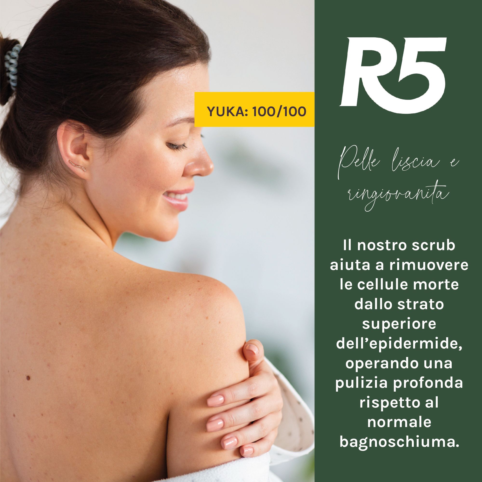 Donna sorridente con pelle liscia che si gira sopra la spalla.