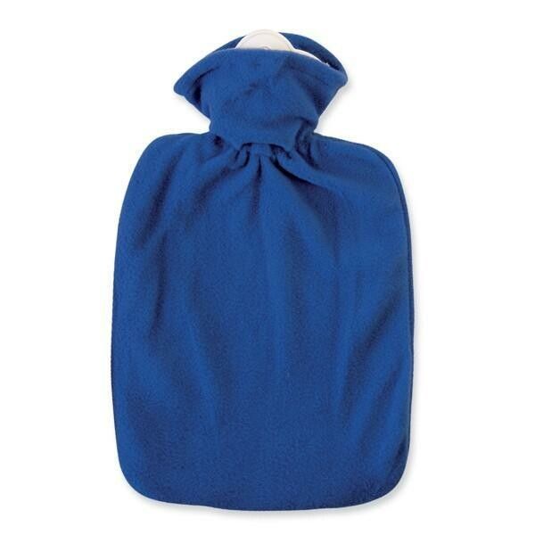 Borsa dell'acqua calda blu in pile con chiusura. Su sfondo bianco.