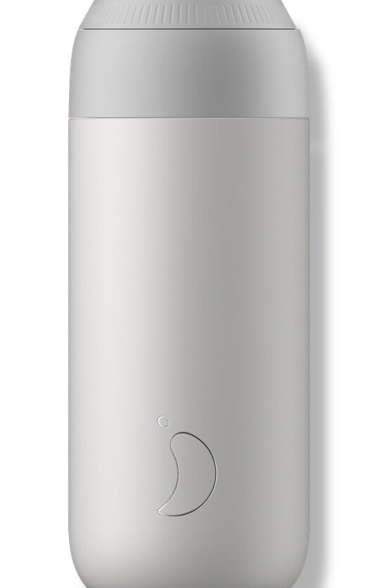 Tazza grigia con coperchio. Il logo Chillys è in basso.