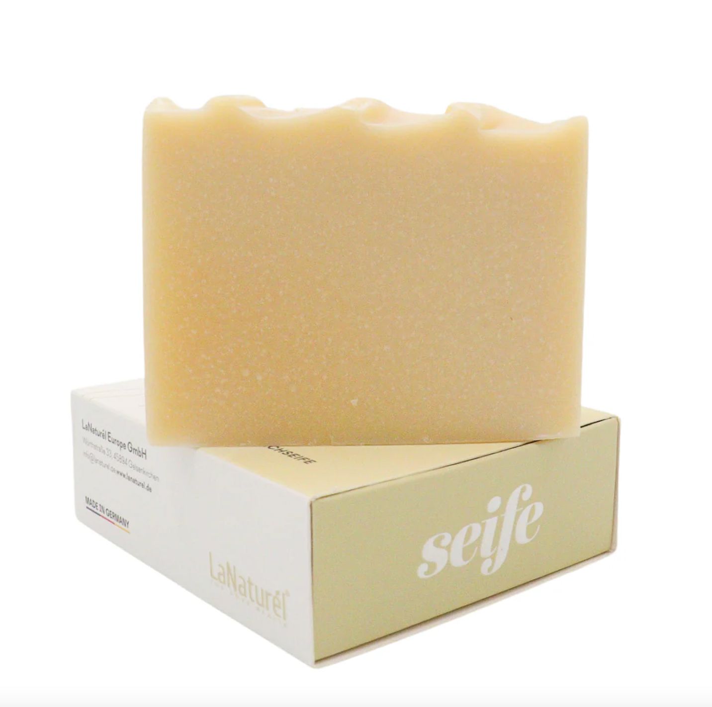 Sapone rettangolare su scatola aperta. Stampa: LaNaturel, Seife. Sapone con parte superiore irregolare.