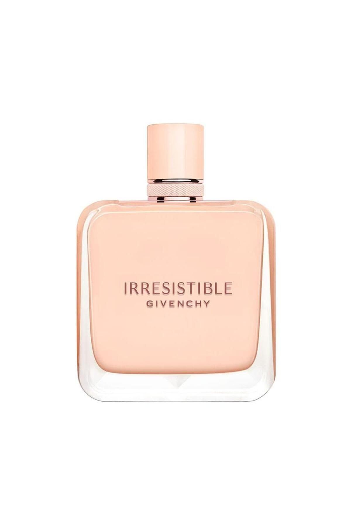 Flacone di profumo rosa. Forma quadrata con bordi arrotondati. Scritta "IRRESISTIBLE" e "GIVENCHY".