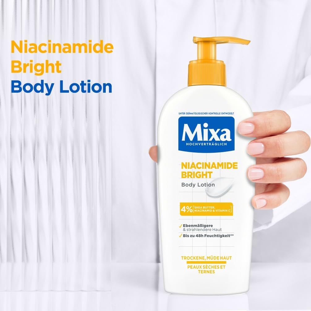 Persona tiene in mano un flacone di Mixa Niacinamide Bright Body Lotion. Erogatore giallo, flacone bianco.
