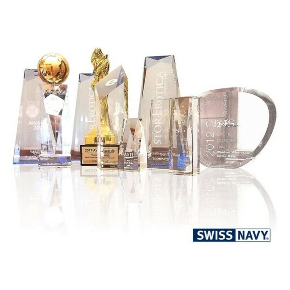 Vari trofei e premi. In basso a destra: logo SWISS NAVY.