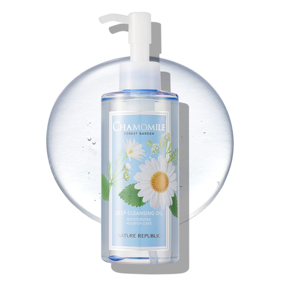 Flacone trasparente con etichetta CHAMOMILE, FOREST GARDEN, DEEP CLEANSING OIL. Pompa dosatrice bianca. Marchio NATURE REPUBLIC.