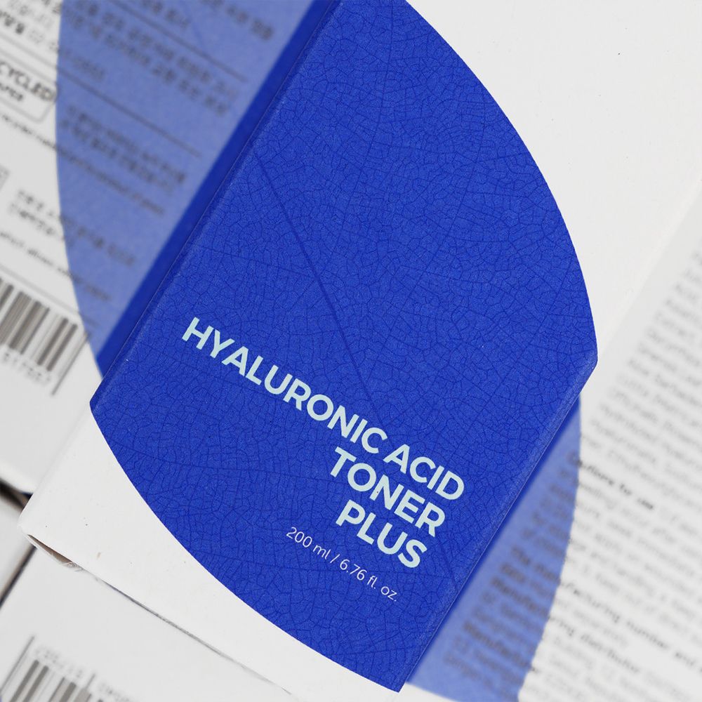 Scatola blu con scritta bianca: Hyaluronic Acid Toner Plus. 200 ml/6.76 fl. oz. Vista ravvicinata.