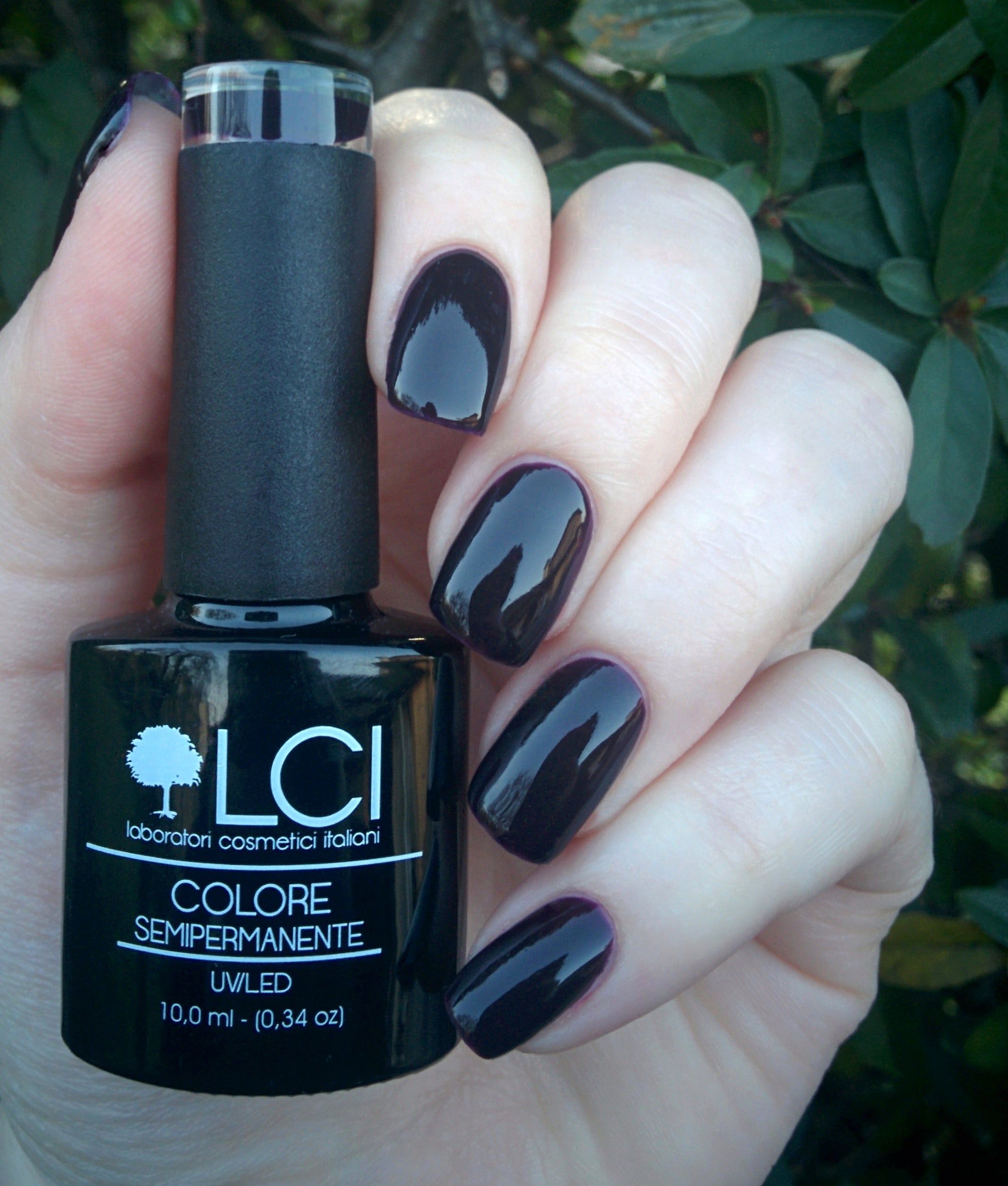 Flacone nero di smalto LCI Semipermanente UV/LED, 10 ml. Unghie abbinate di colore scuro.