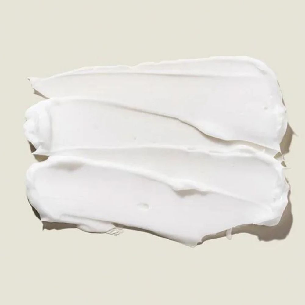 Tre strisce di crema bianca su sfondo chiaro.
