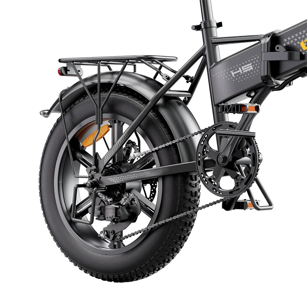 Ruota posteriore e-bike. Colore nero, portapacchi, parafango, catena e disco freno.