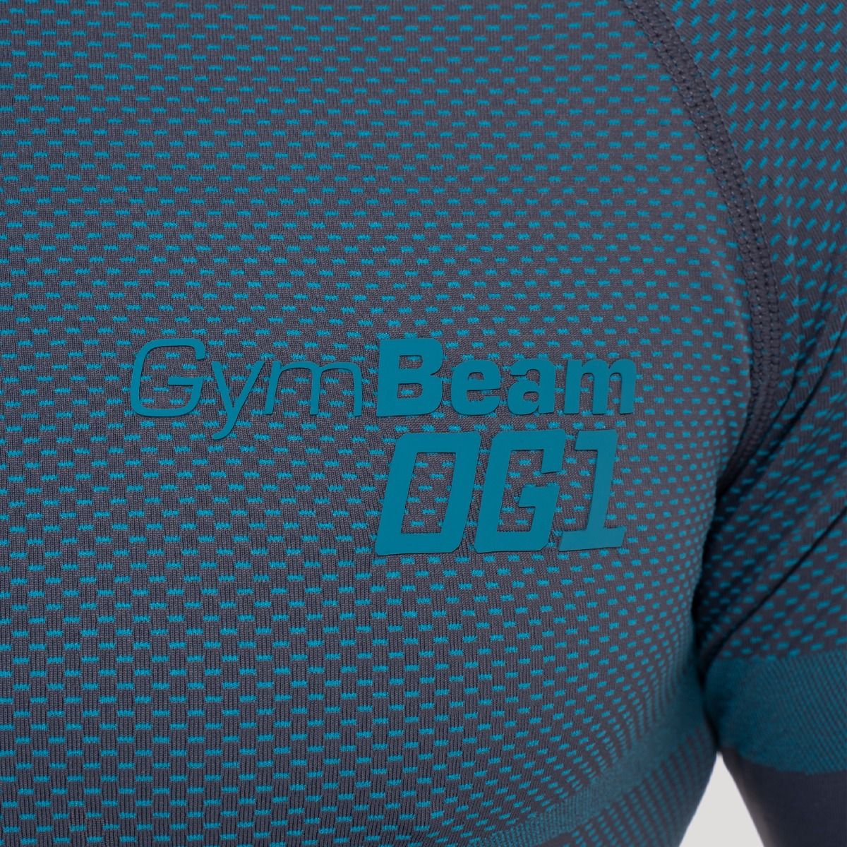 Primo piano sul petto di una maglietta da uomo con logo GymBeam OG1.