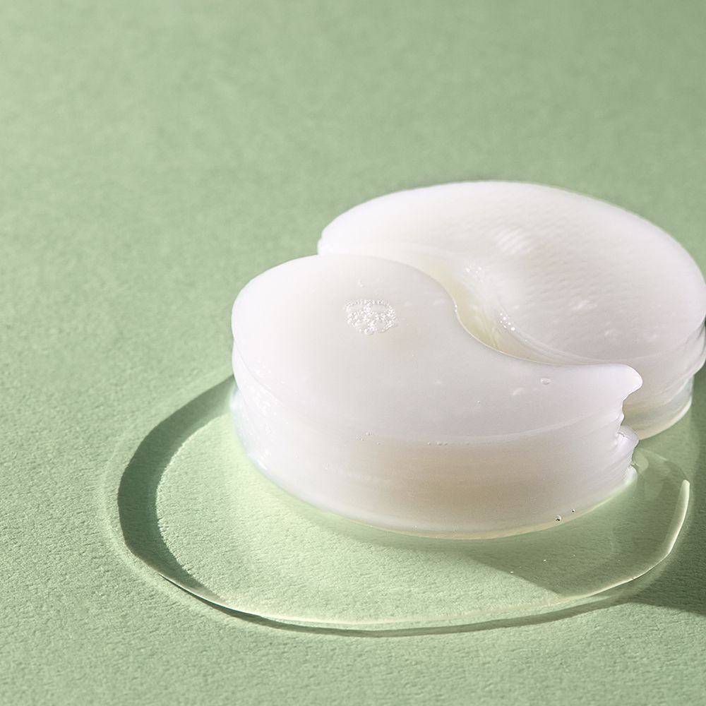 Patch idrogel per occhi impilati, a forma di goccia. In un liquido trasparente.