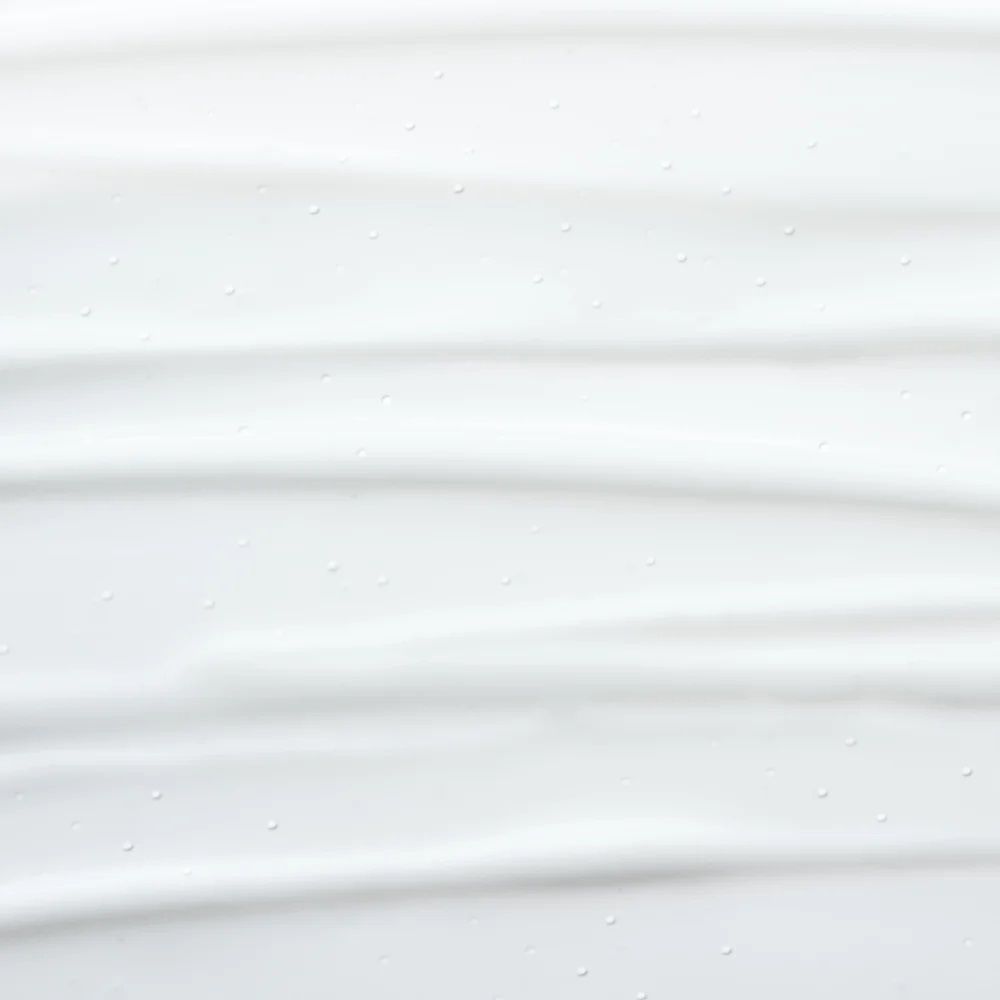 Primo piano di strisce di crema. Su sfondo bianco.