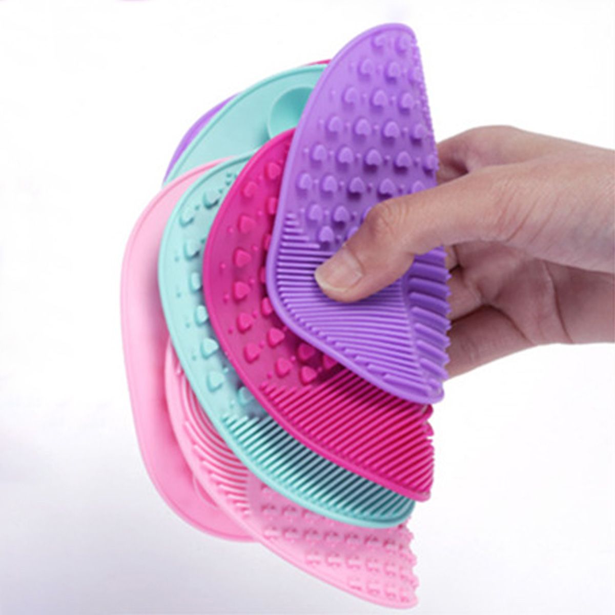 Tappetino in silicone per la pulizia dei pennelli da trucco, con bottoni e scanalature.